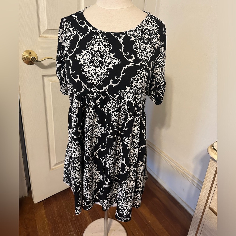 Black and white tunic top size large
